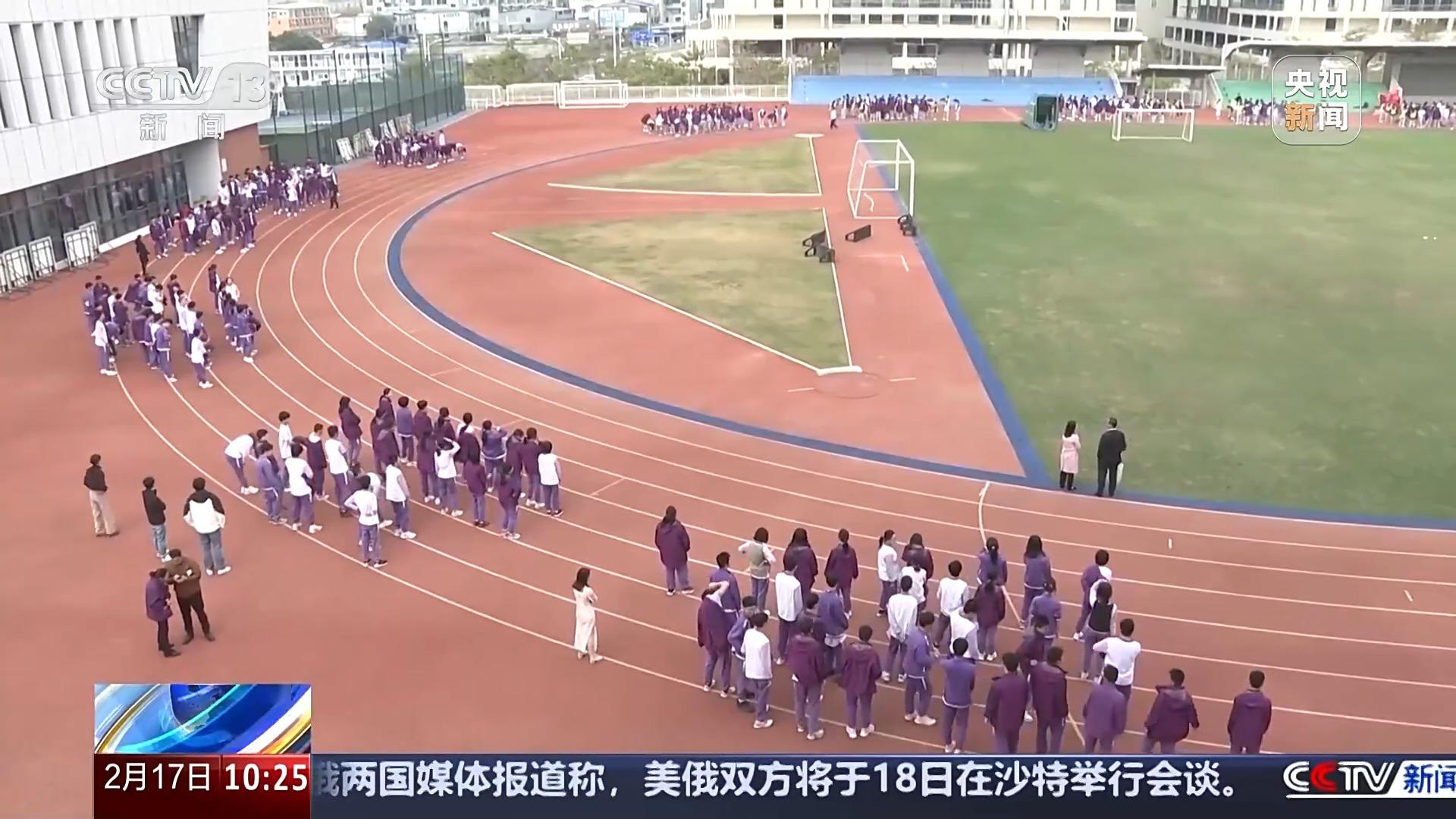 拄拐杖離場